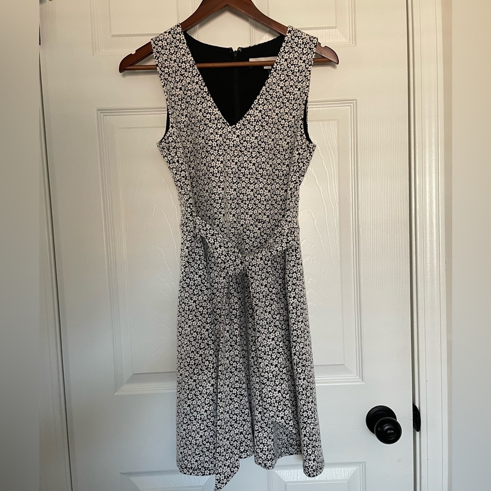 LOFT sleeveless a-line dress with a tied waist - size 4